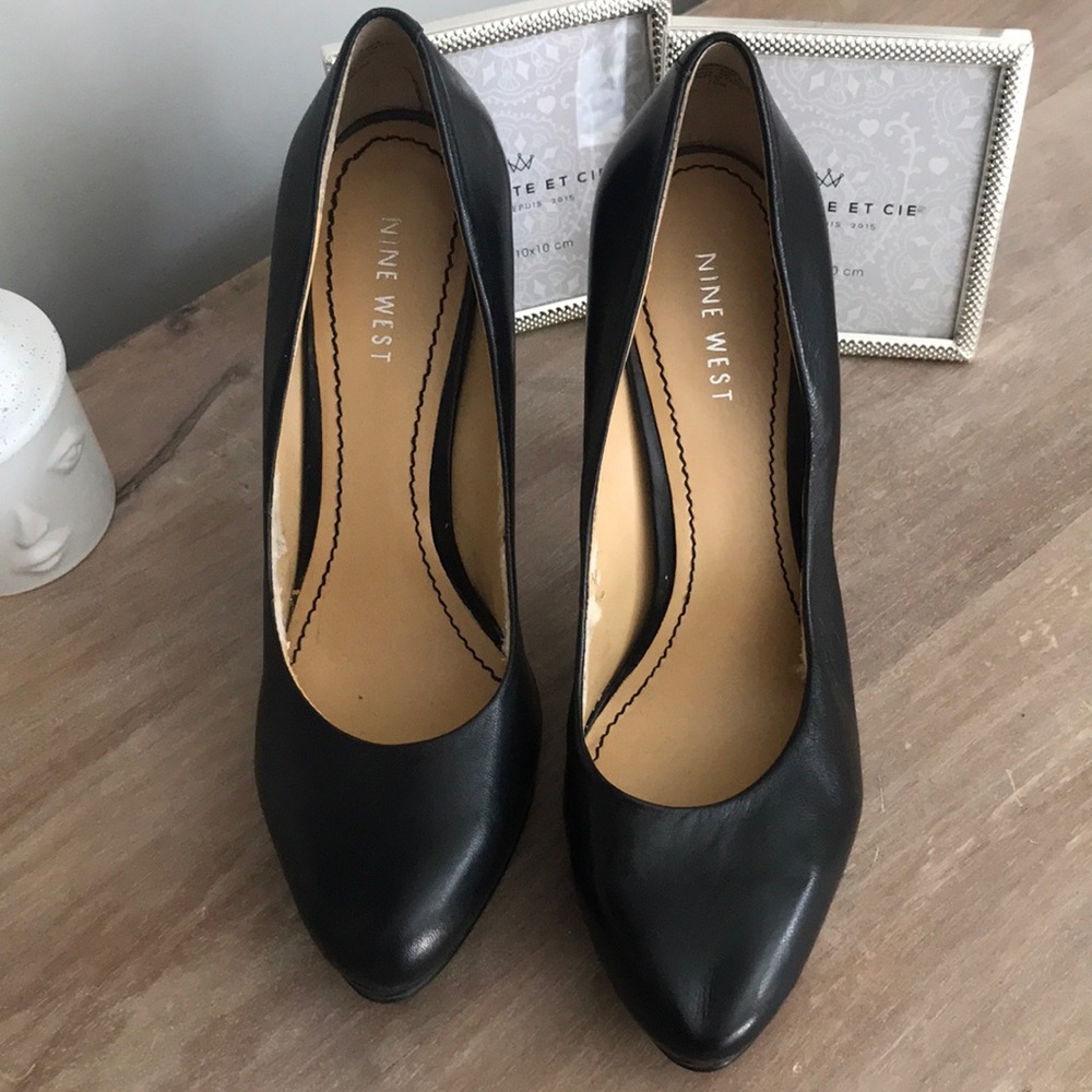 Black leather Nine West heels, very good condition